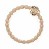 By Eloise London Bling Charms Seashell Gumička na vlasy pre ženy 1 ks Odtieň Sand