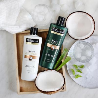 TRESemmé Nourish Coconut Shampoo Šampón pre ženy 400 ml