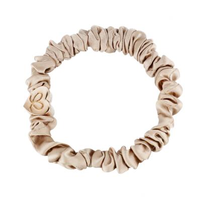 By Eloise London Skinny Silk Scrunchie Gold Heart Gumička na vlasy pre ženy 1 ks Odtieň Sand