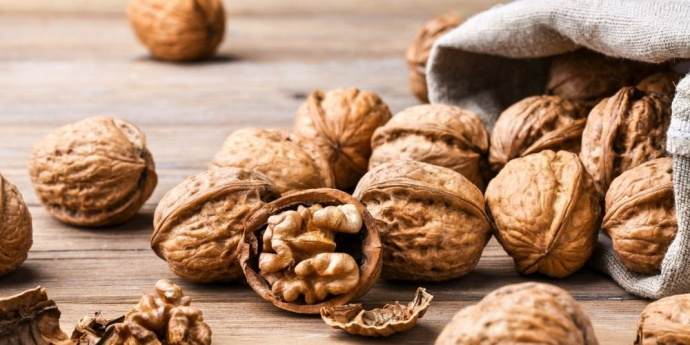 Orechové škrupiny pre tmavšie vlasy