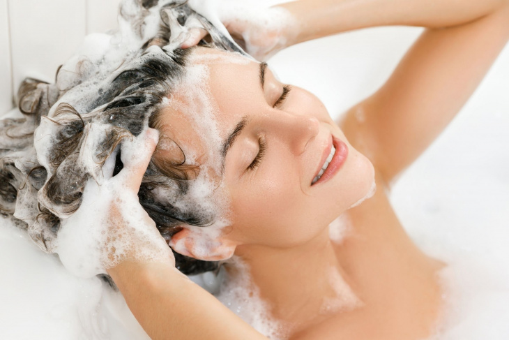 Umývanie vlasov šampónom