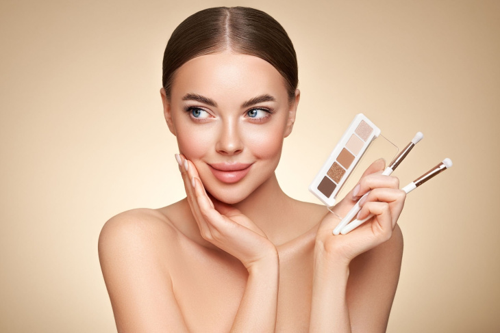 Aplikácia očných tieňov