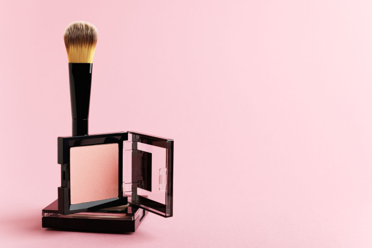 Pudrová lícenka a štetec na lícenku